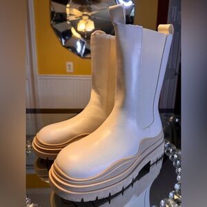 Cape Robbin Blazor Off White, Mid Calf Boots. Size 9